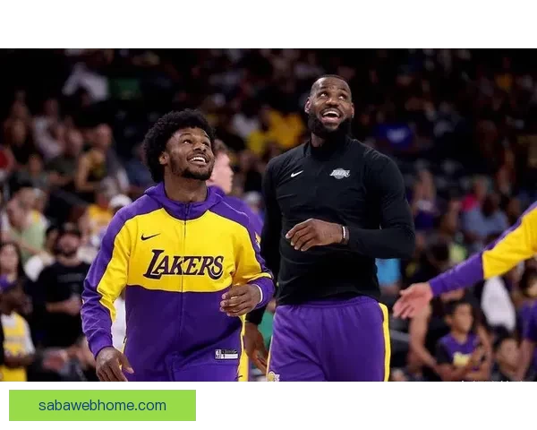 詹姆斯高光之夜携布朗尼同框引爆全场他究竟是谁再度封神之问